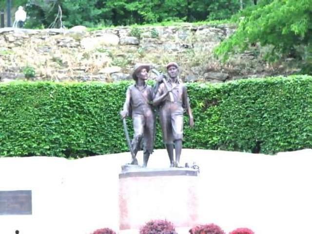 May

Huckleberry Finn monument
Hannibal, Missouri